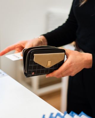 Vyberte si vaši oblíbenou peněženku 💰🩵 Elegantní design, s kterým se budete chlubit pokaždé, co ji vytáhnete ✨ Navíc za...